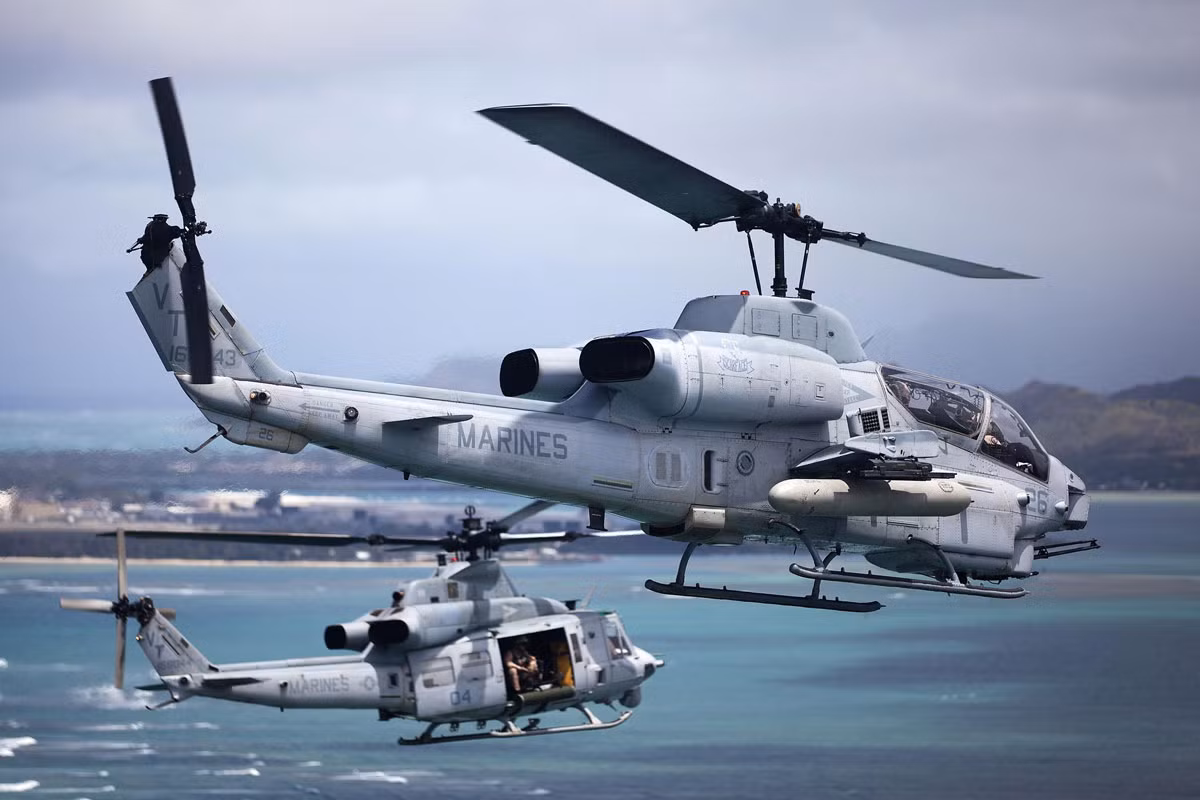 Tốc độ tối đa mà AH-1Z đạt được khi bay bổ nhào là 411 km/h, trong khi đó tốc độ hành trình của loại trực thăng tấn công này vào khoảng 296 km/h kèm theo đó là tầm hoạt động 685 km - thừa đủ để các trực thăng trên tàu USS Boxer bao quát được khu vực biển Hormuz. Nguồn ảnh: QQ.