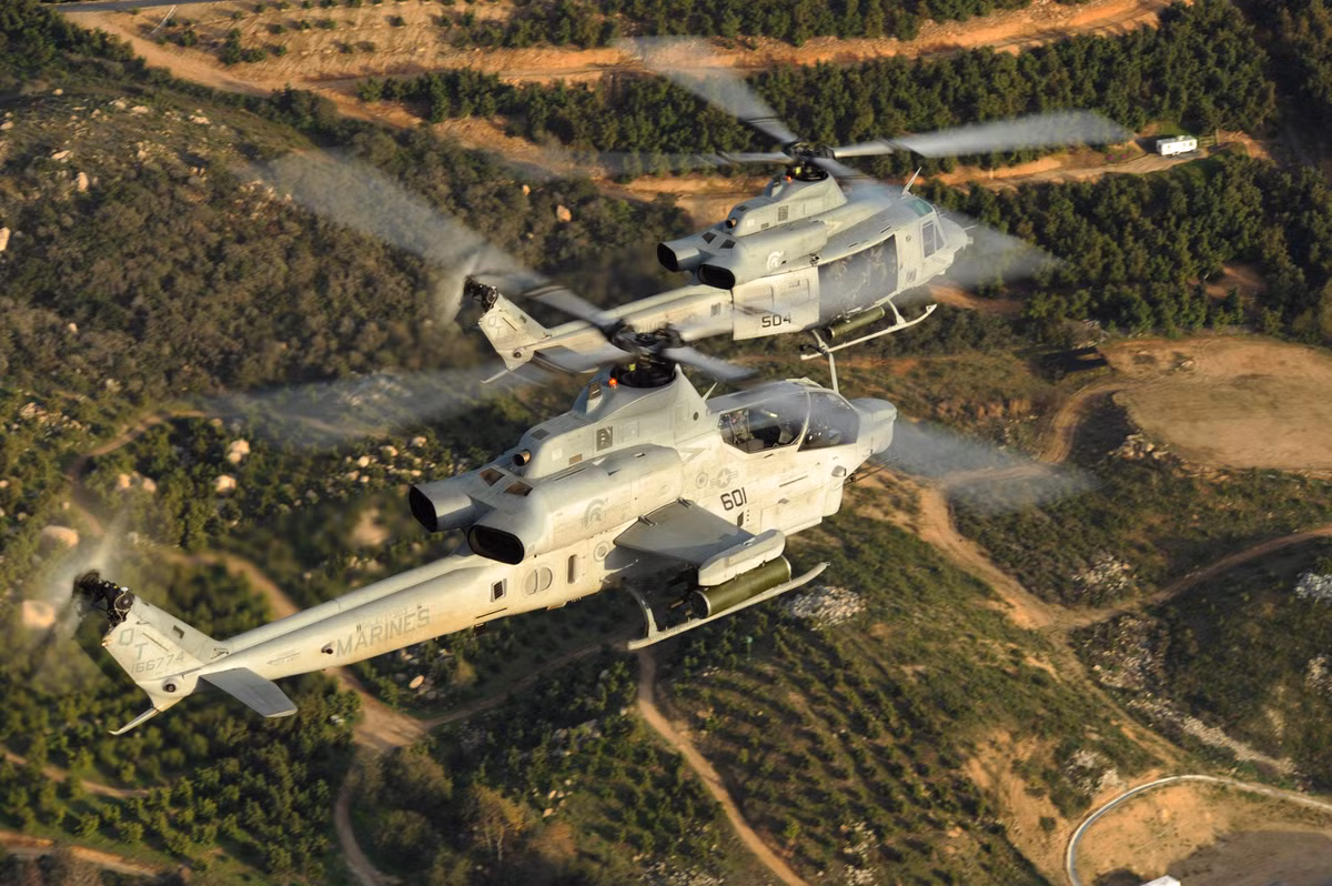 AH-1Z có trọng lượng rỗng chỉ 5,5 tấn, trọng lượng cất cánh tối đa 8,4 tấn và được trang bị hai động cơ GE T700 và trục cánh quạt chính và cánh quạt đuôi với bốn lá. Nguồn ảnh: QQ.