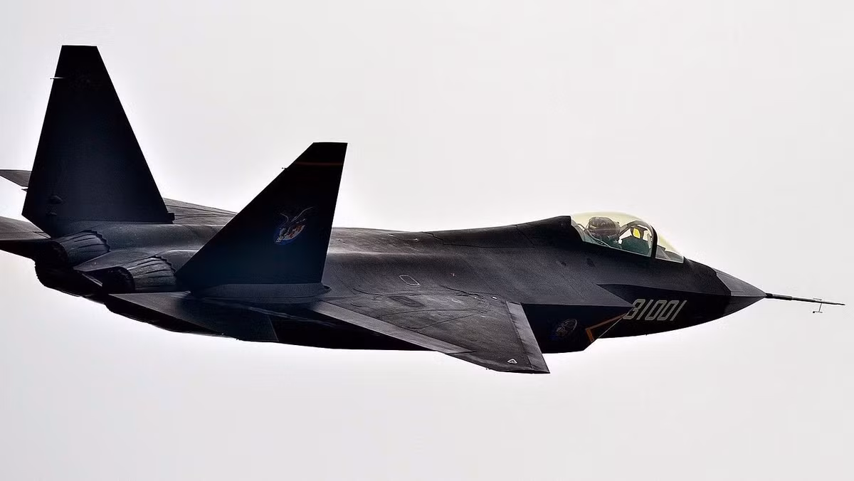 Mặc dù không ám chỉ chính xác loại máy bay nào đang được mô tả là "giống với F-35", tuy nhiên nhiều chuyên gia khẳng định loại tiêm kích được Cố vấn An ninh Quốc gia Nhà Trắng nhắc tới chính là tiêm kích FC-31 hiện đang được Trung Quốc phát triển. Nguồn ảnh: QQ.