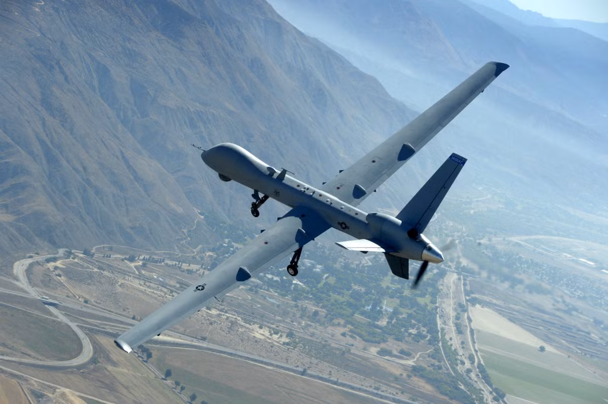 Tính đến thời điểm hiện tại, MQ-9 Reaper đã bay được 18 năm và việc một loạt máy bay không người lái MQ-9 bị bắn hạ trong thời gian gần đây cho thấy càng ngày, MQ-9 càng tỏ ra dễ bị tổn hại bởi các loại vũ khí thông dụng hiện nay. Nguồn ảnh: USAF.