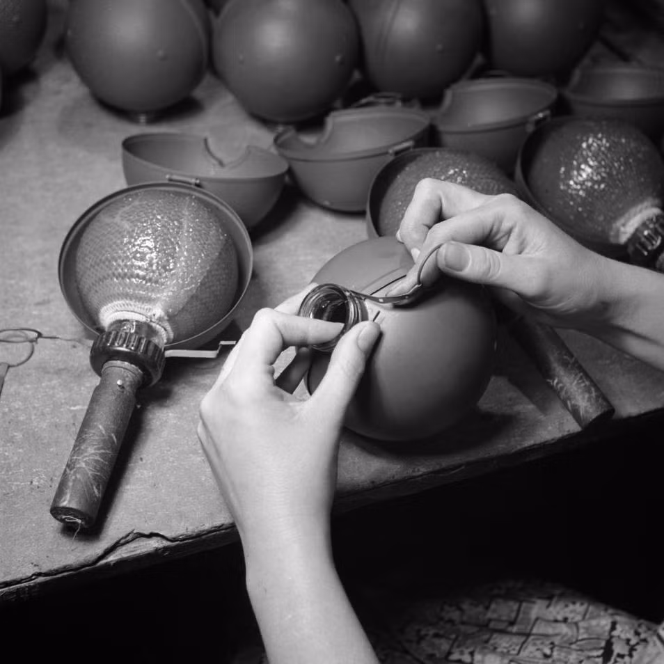 Về cơ bản, quả lựu đạn bao gồm một quả cầu thủy tinh chứa chất nổ làm từ Nitroglycerin và các loại chất phụ gia khác được bao phủ trong một chất kết dính mạnh và sau đó được bao bọc trong một lớp vỏ kim loại. Nguồn ảnh: Wartool.