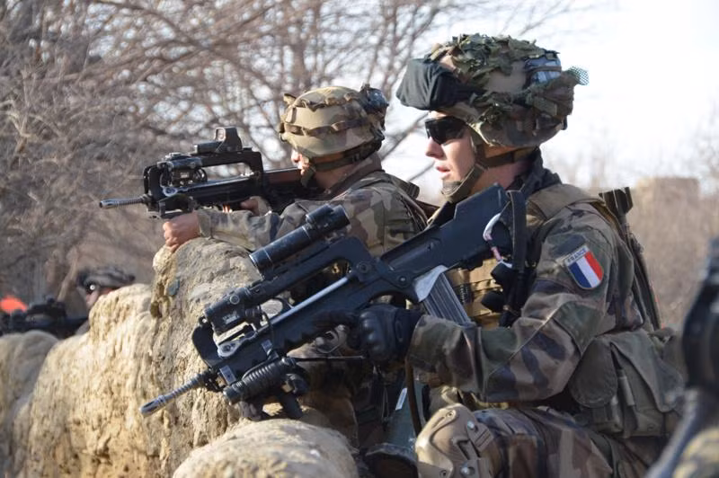 Khẩu súng trường tấn công FAMAS của quân đội Pháp cũng được coi là khẩu súng nguy hiểm bậc nhất từng được sản xuất. FAMAS đã phục vụ trong biên chế của quân đội Pháp từ cuối những năm 70 của thế kỷ trước, biến Pháp thành quốc gia đầu tiên sử dụng súng trường tấn công Bullpup trong biên chế của mình. Nguồn ảnh: Thearchive.
