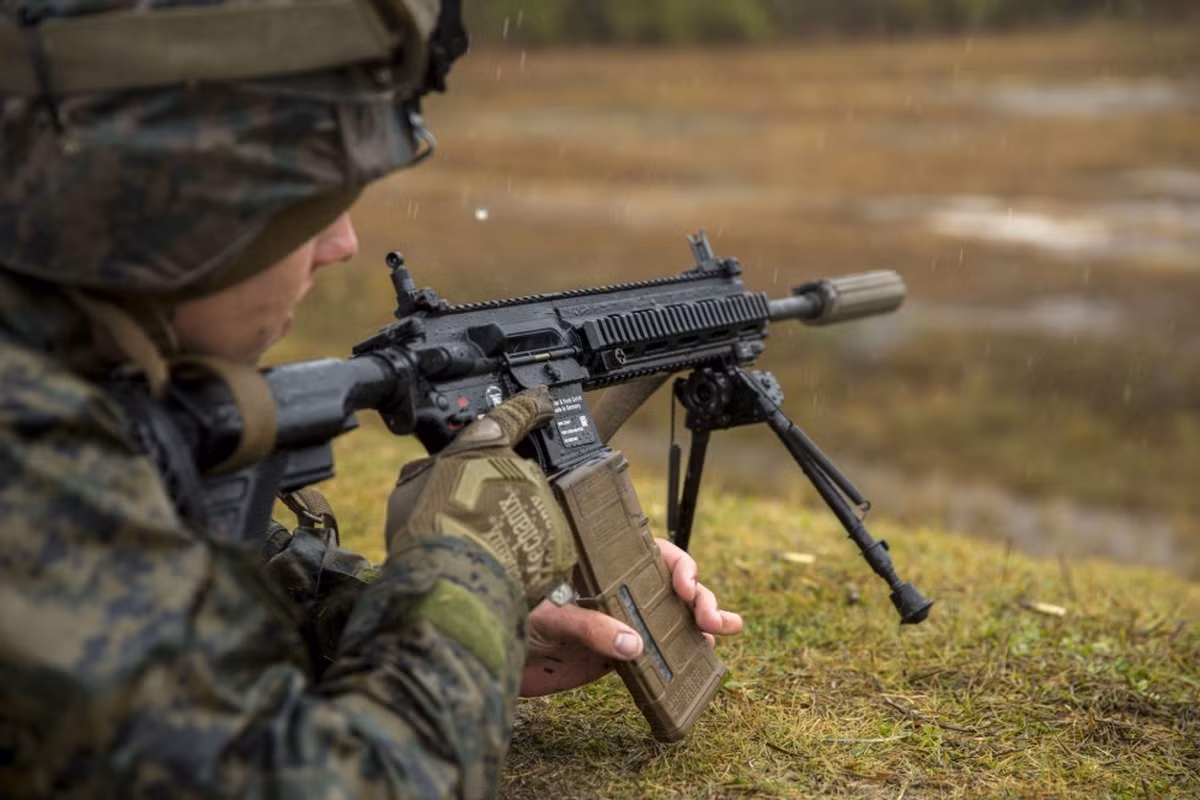 So với khẩu M4, HK416 có trọng lượng lớn hơn đôi chút nhưng bù lại vật liệu thiết kế và bản thân các chi tiết cải tiến ở HK416 so với khẩu M4 cũng cho phép khẩu súng trường tấn công của Đức hoạt động được trong môi trường khắc nghiệt hơn mà không cần người lính phải quá chăm chút lau chùi cho nó như khẩu súng carbine của Mỹ. Nguồn ảnh: Pinterest.