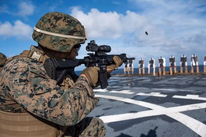 Thậm chí quân đội Pháp còn đang tính đến chuyện thay thế khẩu FAMAS trong biên chế lực lượng này bằng khẩu HK416 của người Đức. Khẩu súng này cũng nổi tiếng vì nó chính là khẩu súng được nhiệm SEAL của Mỹ sử dụng khi tiêu diệt trùm khủng bố Osama Bin Laden hồi năm 2011. Nguồn ảnh: Pinterest.