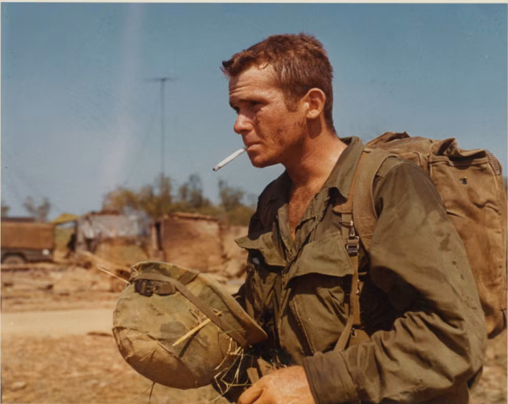 Hội chứng Chiến tranh viết tắt theo tiếng Anh là PTSD cũng từng được gọi với thuật ngữ "Hội chứng Việt Nam". Sở dĩ thuật ngữ này thay tên đổi họ vì cuộc Chiến tranh Việt Nam là do chưa có một cuộc chiến nào mà Mỹ tham gia, số lượng lính Mỹ mắc PTSD lại nhiều như ở Việt Nam. Nguồn ảnh: VWM.
