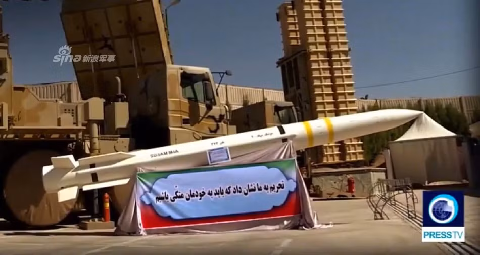 Mặc dù lệnh cấm xuất khẩu S-300 cho Iran đã được Moscow dỡ bỏ từ năm 2015, tuy nhiên một năm sau đó, tổ hợp Bavar-373 vẫn được Iran đưa vào biên chế thay vì mua trực tiếp tên lửa S-300 từ Nga - điều này cho thấy việc Iran tự tin ra sao vào tổ hợp tên lửa do nước này tự sản xuất. Nguồn ảnh: Sina.