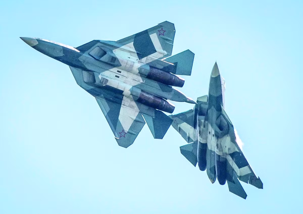Giới quan sát cũng đánh giá, với việc xuất khẩu Su-57E ra thị trường quốc tế, các quốc gia trên thế giới sẽ dễ dàng tiếp cận và sở hữu với tiêm kích thế hệ năm hơn so với trước đây - khi mà chỉ duy nhất Mỹ chịu xuất khẩu loại F-35 nhưng không phải quốc gia nào cũng có thể mua được loại tiêm kích này từ Mỹ. Nguồn ảnh: BI.