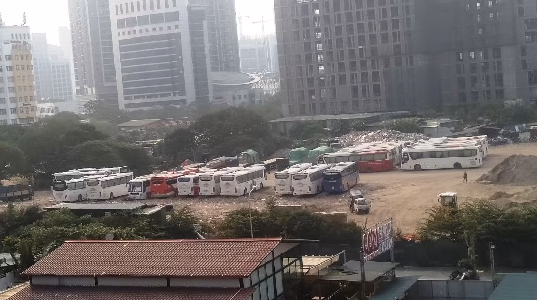 Tại bãi xe, lượng xe thường trực tại đây tương đối lớn, luôn dao động ở mức vài chục xe nằm tạm bợ trên bãi đất trống đang chờ dự án triển khai. Nhận được phản ánh từ Báo Kiến Thức, UBND quận Cầu Giấy đã có văn bản trả lời.