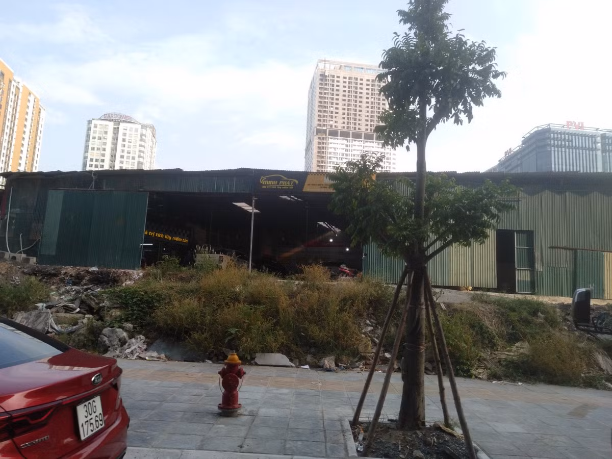 Tất cả mọi hoạt động vẫn diễn ra bình thường như chưa hề có bất cứ việc kiểm tra, yêu cầu dừng hoạt động, tháo dỡ công trình vi phạm từ phường Yên Hòa và quận Cầu Giấy.