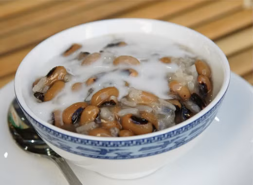 Với các món chè đậu nóng của Việt Nam, nước cốt dừa là thành phần khó có thể tách rời.
