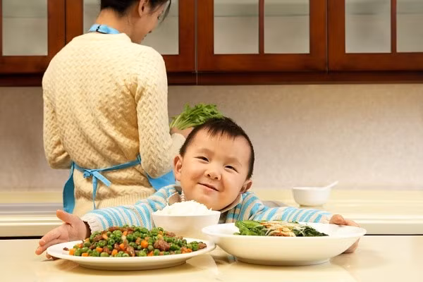 Nếu con bạn không ăn gì hãy cho bé đói, bé sẽ hiểu rằng mình không ăn sẽ bị đói và muốn không đói nữa mình phải ăn vào bữa sau. Mẹ hãy yên tâm bé không bao giờ để mình đói tới khi không chịu được.