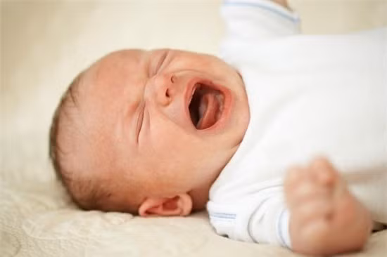 Theo thống kê có khoảng 50% trẻ sơ sinh ngủ đêm hay giật mình. Nguyên nhân của tình trạng đó là do bé chưa quen ngủ đêm, phòng ngủ không thoải mái không đủ yên tĩnh, bé sợ hãi về đêm hoặc đang gặp ác mộng.