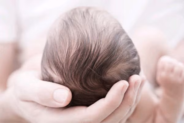 Việc bé lâu đóng thóp, thóp rộng cũng không hẳn do thiếu canxi. Tình trạng đó có thể hoàn toàn là bình thường nếu vòng đầu của bé đảm bảo phát triển tốt.