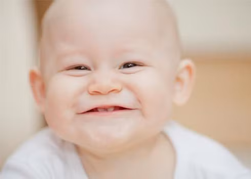 Răng bé mọc chậm cũng không hẳn do thiếu canxi. Răng mọc chậm có thể do cơ địa của bé.
