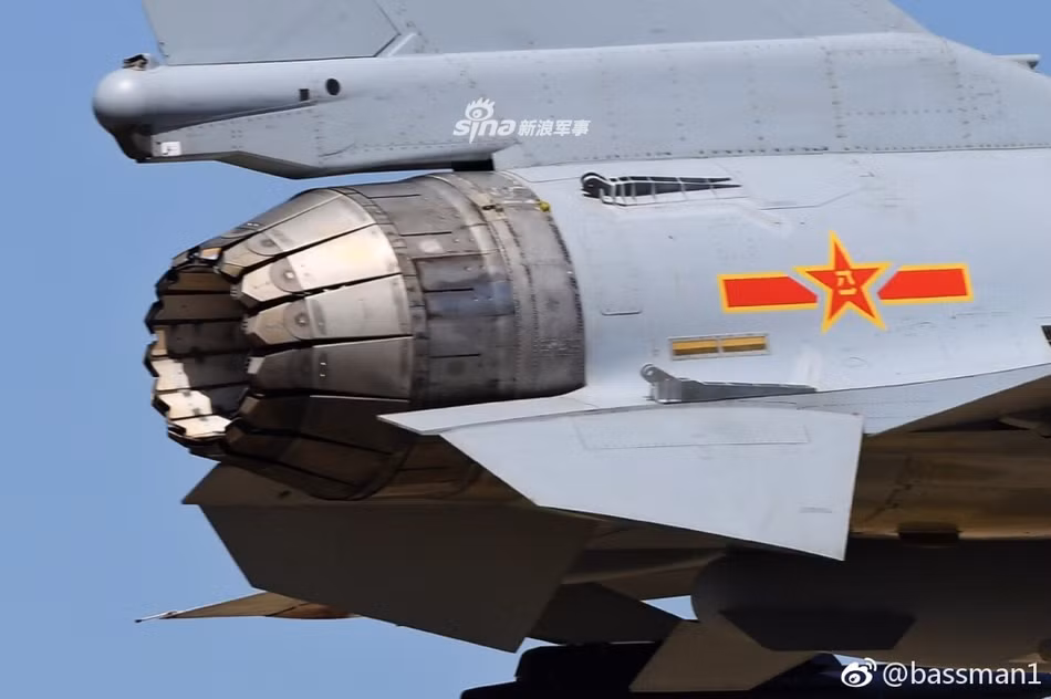Cận cảnh hệ thống khớp nối trên động cơ mới của J-10. Nó khá ngắn và không giống các động cơ kiểm soát vector 3D lực đẩy do Mỹ và Nga chế tạo. Ảnh: Sina.
