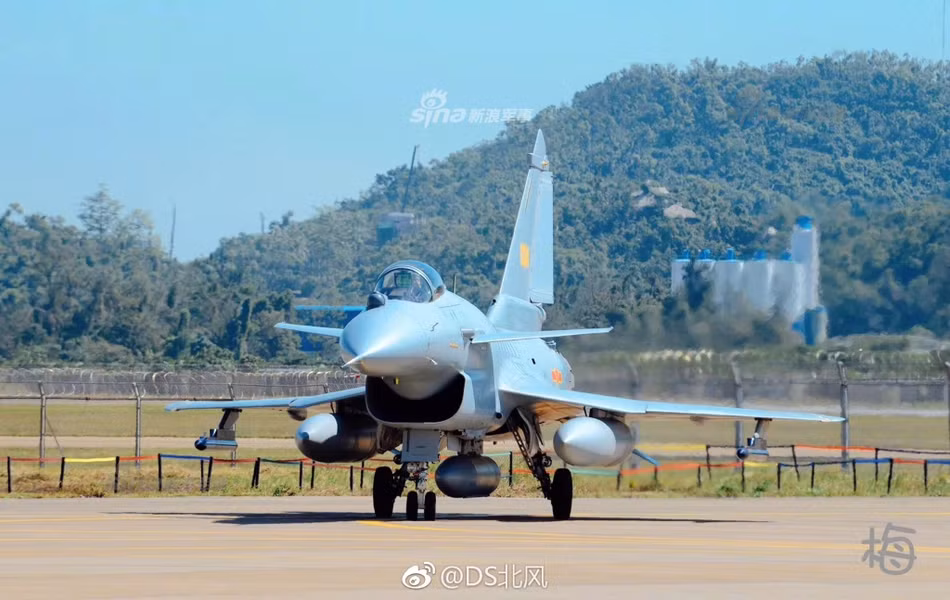 J-10B với động cơ kiểm soát vector lực đẩy là một bước tiến mới, nhưng điều đó chưa đủ để đảm bảo hiệu suất chiến đấu của nó sẽ vượt trội hơn trước. Ảnh: Sina.