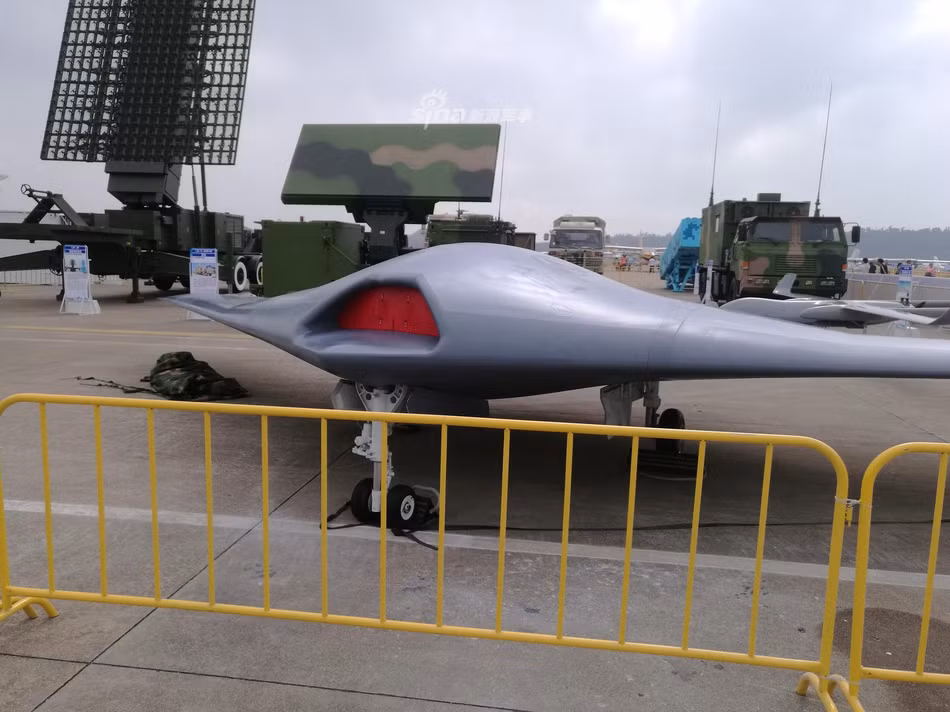 Warrior Eagle được trang bị một động cơ phản lực. Cửa hút không khí được bố phí phía trước mũi. Hệ thống đáp 3 càng có thể gập lại vào trong thân. Ảnh: Sina. 