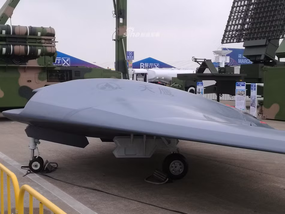 Mẫu UAV trưng bày tại triển lãm năm nay có phần đuôi xuôi hơn. Phần ống xả động cơ đã được giấu vào trong. Theo Sina, UAV Warrior Eagle có trọng lượng cất cánh khoảng 3 tấn và có phạm vi hoạt động rất xa. Ảnh: Sina.