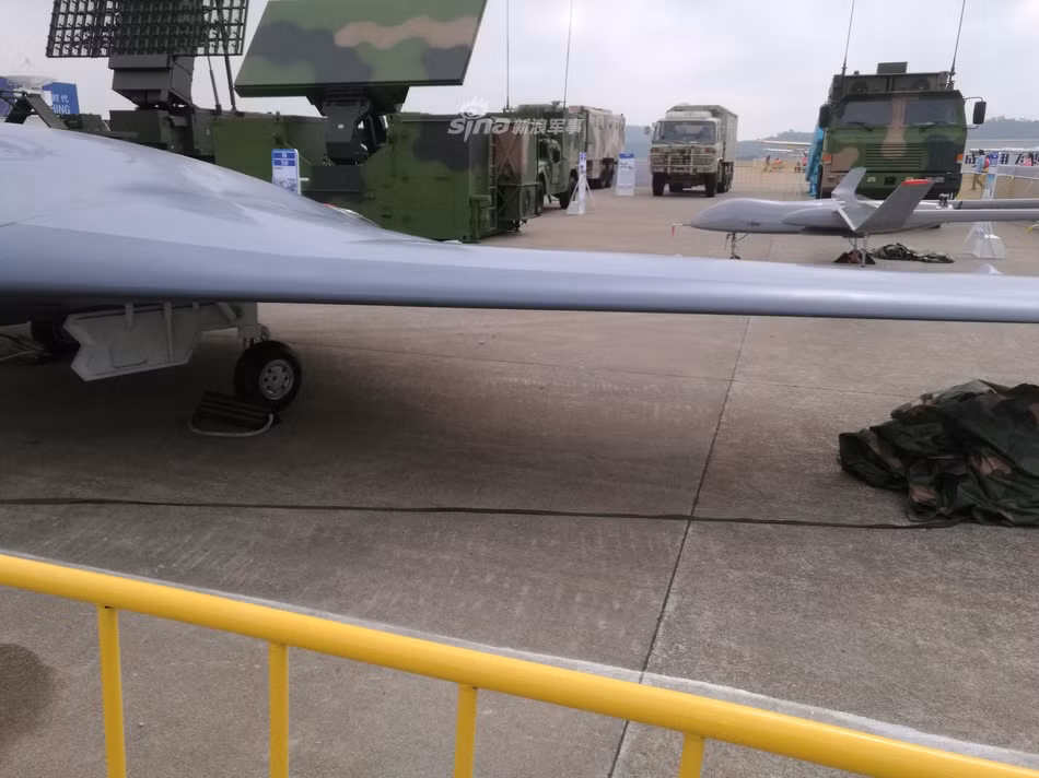 Warrior Eagle được cho là có sải cánh dài 14 m và nhiệm vụ của nó vẫn chưa rõ ràng. Một số nguồn tin nói rằng UAV này được chế tạo cho nhiệm vụ trinh sát. Ảnh: Sina.