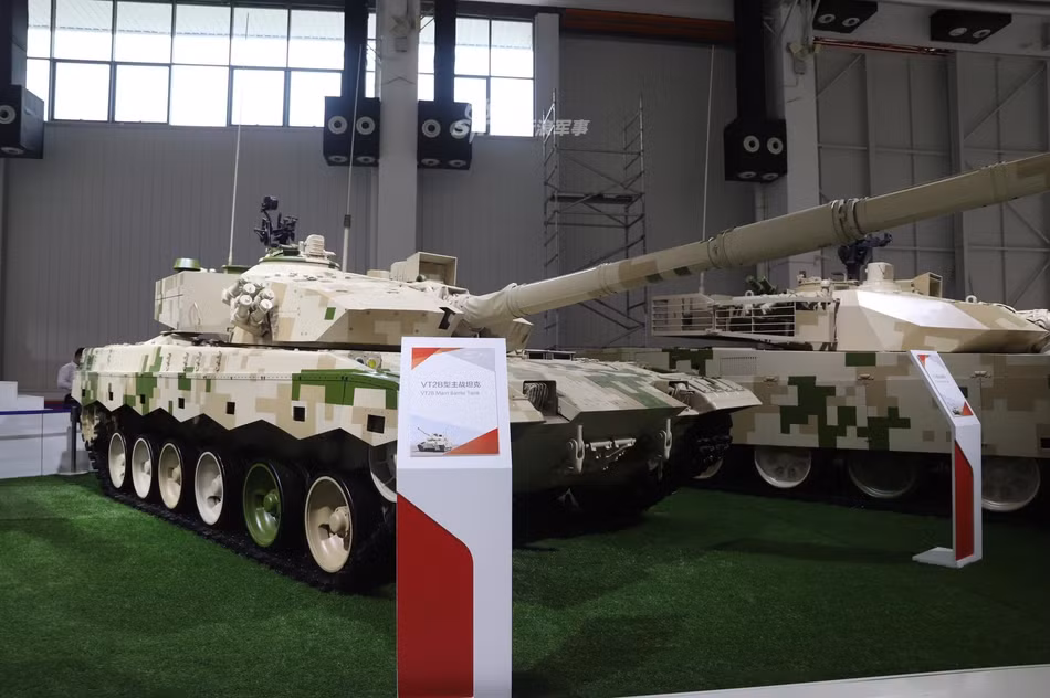 Ngoài VT-4, mẫu xe tăng chiến đấu chủ lực VT-2B nâng cấp cũng được Norinco miệt mài giới thiệu tại triển lãm Chu Hải. Ảnh: Sina.