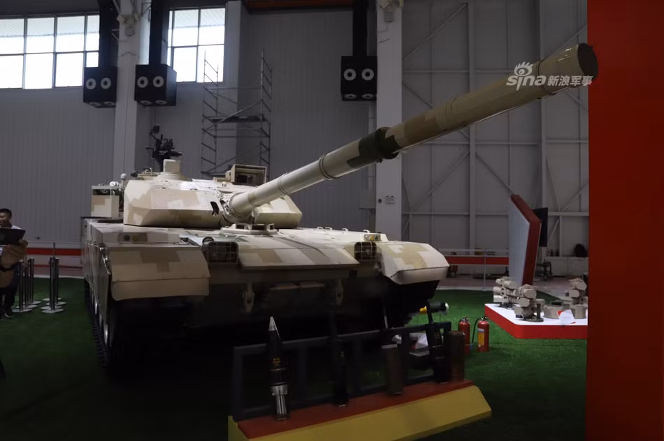  Xe tăng VT-4 được Tập đoàn Công nghiệp Bắc Trung Quốc (Norinco) giới thiệu lần đầu tại triển lãm Chu Hải năm 2014. Nó được giới thiệu là bản nâng cấp toàn diện từ xe tăng MBT-2000, còn gọi là VT-1 từng bị Peru trả lại vì chất lượng kém. Ảnh: Sina.