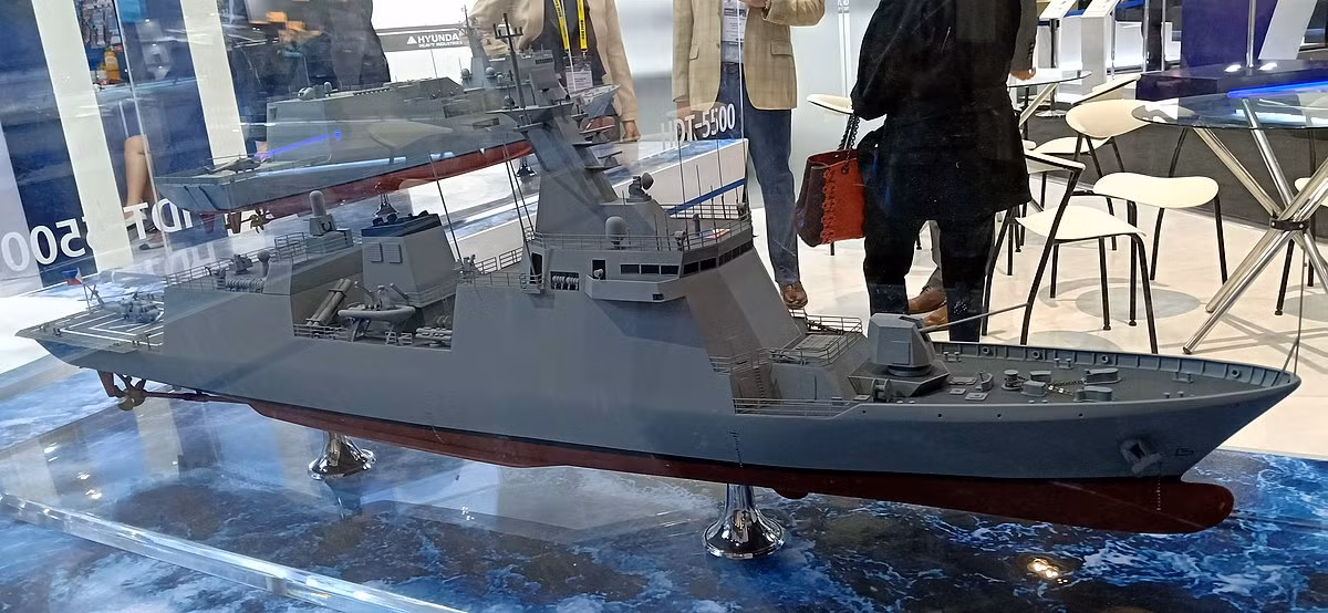 Và trong những năm tiếp theo, Hải quân Philippines lần đầu tiên sở hữu tàu hộ vệ tên lửa khi năm 2018 họ đã ký thỏa thuận với Hàn Quốc đóng một cặp tàu HDF-2600 với lượng giãn nước khoảng 2.600 tấn, dài hơn 100m, trang bị đầy đủ các loại tên lửa phòng không, chống ngầm, chống tàu mặt nước. Nguồn ảnh:Wikipedia