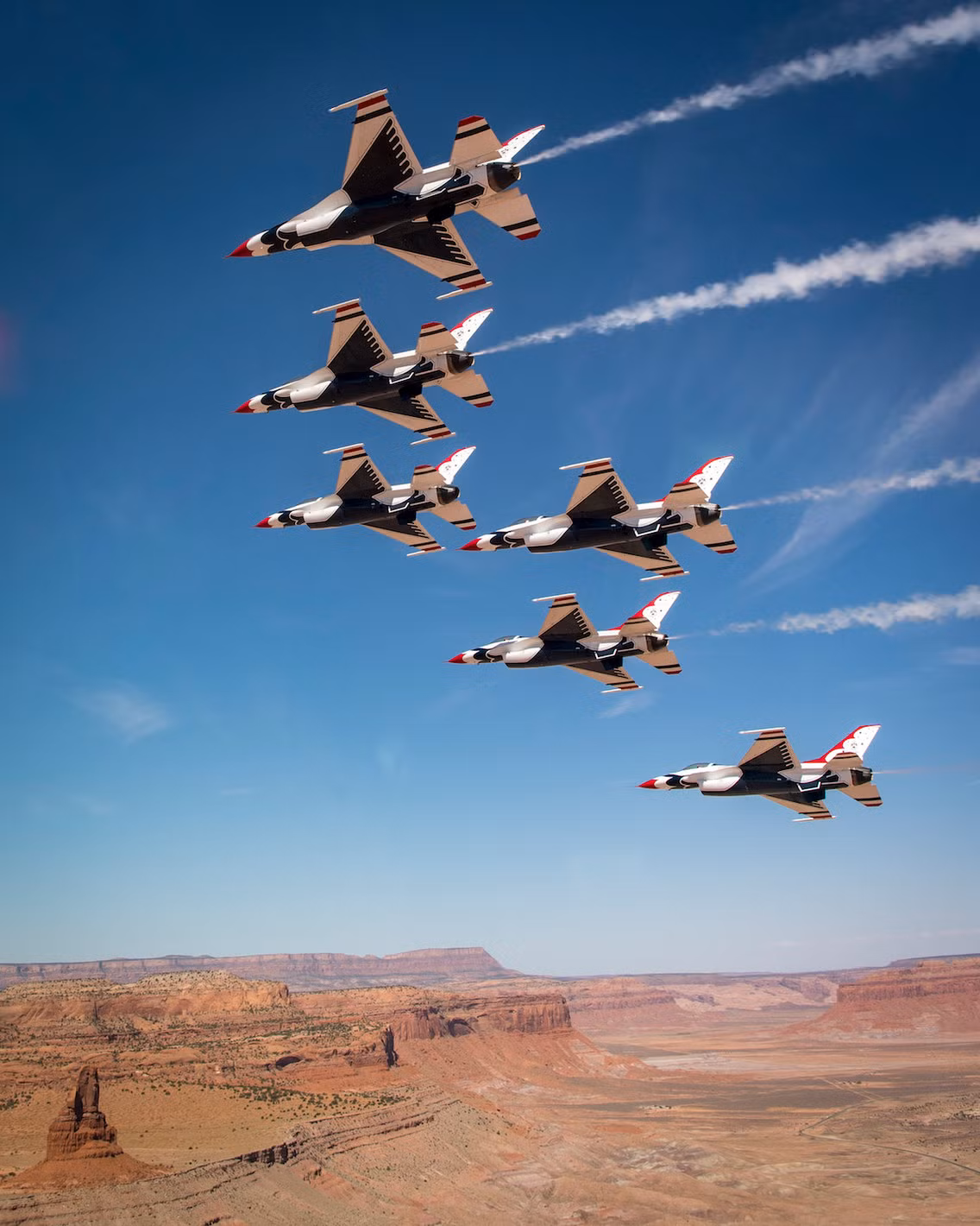 Máy bay chính của phi đội Thunderbird là những chiếc F-16C một chỗ ngồi và F-16D 2 chỗ ngồi. Đội bay có 8 phi công, trong đó có 6 phi công chính, 7 kỹ thuật viên và 130 nhân viên hỗ trợ mặt đất. Ảnh: USAF.