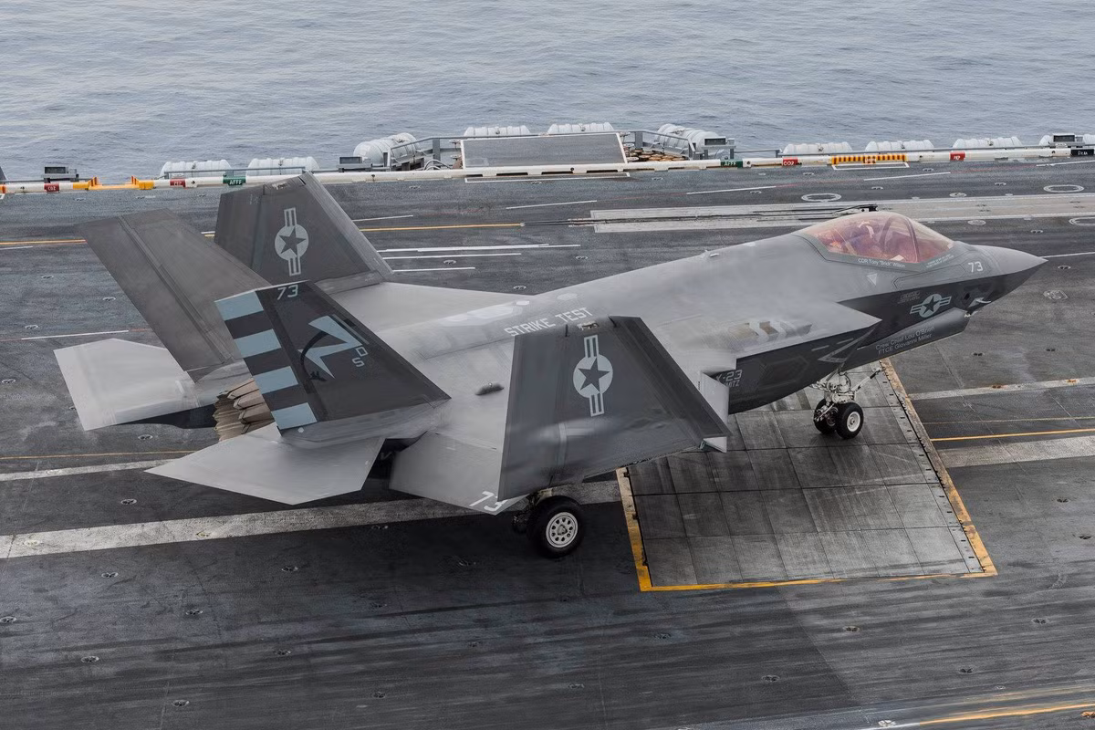 Ngày 13/12 vừa qua, phi đội VFA-147 trên tàu USS Carl Vinson đã đạt được chứng nhận chuyển loại thành công với tiêm kích tàng hình F-35C, một cột mốc quan trọng trong chương trình tiêm kích tiến công kết hợp JSF F-35 nhiều tranh cãi. Ảnh: Military Armed Force.