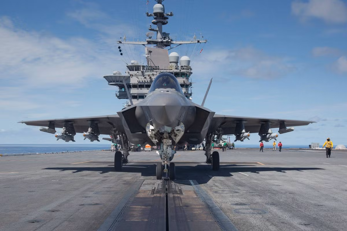 Sau nhiều năm chờ đợi, Hải quân Mỹ sắp vận hành phi đội tiêm kích F-35C đầu tiên trên tàu sân bay USS Carl Vinson. Ảnh: Military Armed Force.