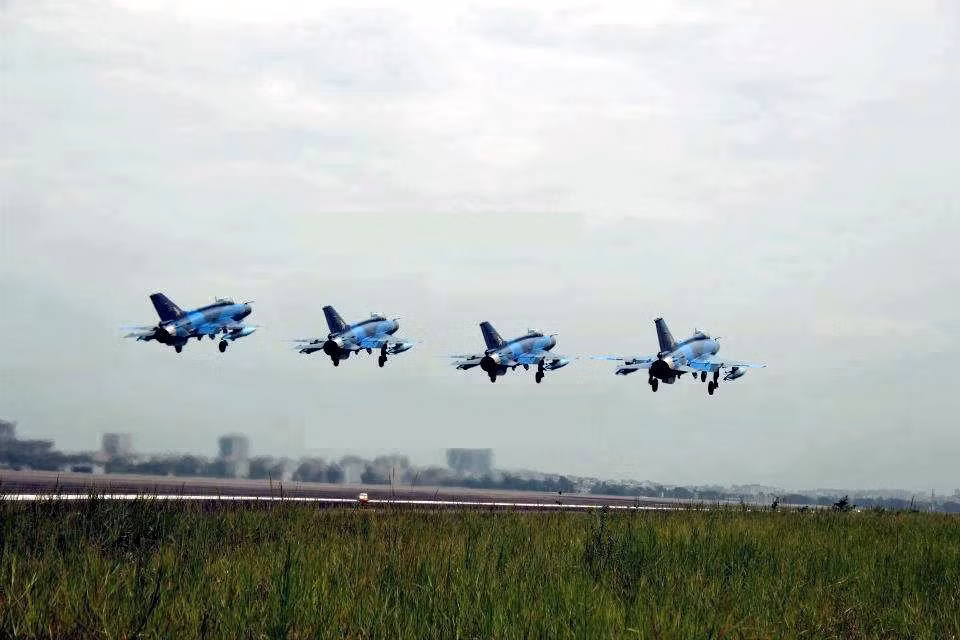 F-7BGI trang bị động cơ tốt nhất cho phép đạt tốc độ siêu âm Mach 2,2, trần bay đến 17.500m, tính cơ động được coi là vượt xa dòng MiG-21 do Liên Xô sản xuất. Nguồn ảnh: BDmilitary