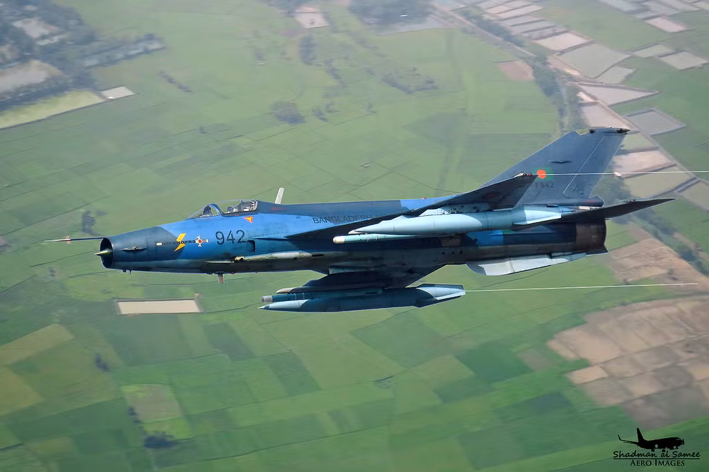 F-7BGI được đánh giá là thuộc hàng hiện đại nhất trong số các phiên bản F-7 xuất khẩu. Nó được trang bị loại radar KLJ-6F có phạm vi hoạt động hơn 86km, theo dõi được 6 mục tiêu và dẫn tên lửa hạ 2 mục tiêu trong số đó. Đặc biệt, radar mới cho phép F-7BGI tích hợp được tên lửa chống hạm C-704, tên lửa không đối không PL-12 có tầm phóng 70-75km. Nguồn ảnh: BDmilitary