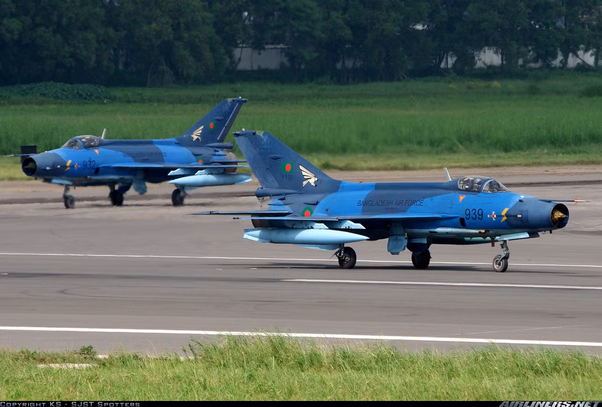 F-7BG là phiên bản xuất khẩu được Tập đoàn công nghiệp máy bay Thành Đô (CAIC) sản xuất dựa trên phiên bản nội địa J-7MG với một số cải tiến ở phần cánh, trang bị radar Grifo-MKII của Italy, có khả năng mang các pod trinh sát trên cánh. Nguồn ảnh: Airlines.net