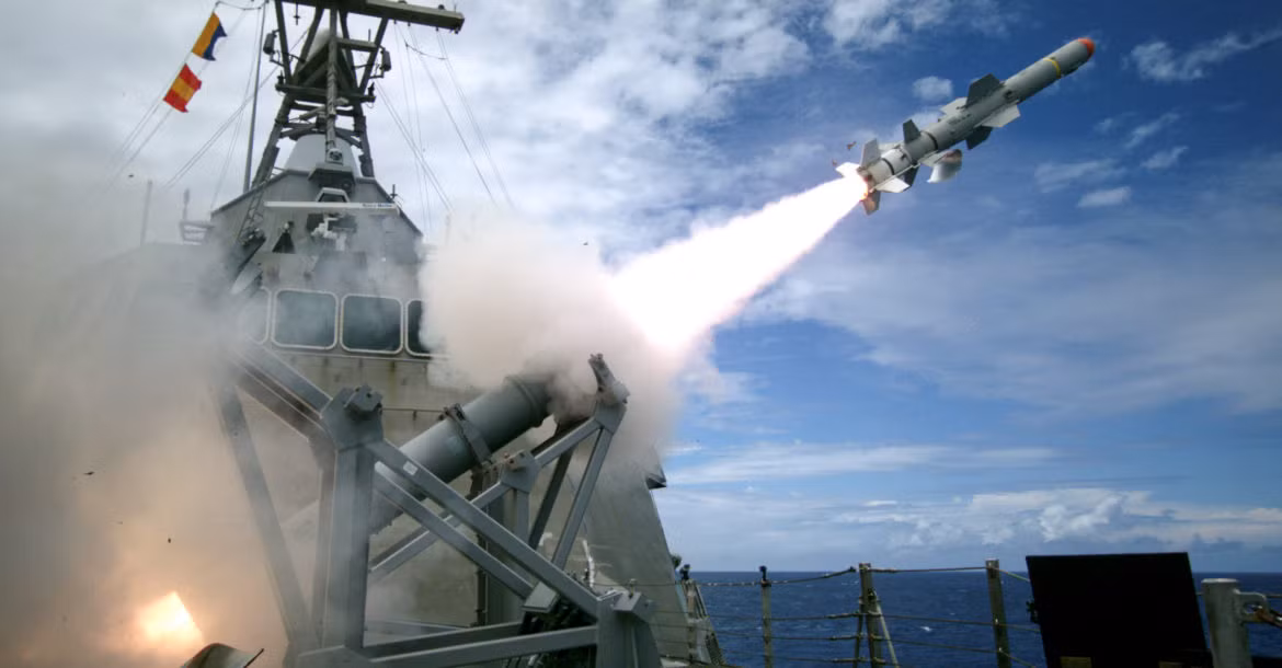 UGM-84 là phiên bản được phát triển từ hệ thống tên lửa hành trình chống hạm Harpoon do McDonnell Douglas phát triển từ những năm 1970. So với hai phiên bản phóng từ tàu mặt nước RGM và trên không AGM, UGM Harpoon chủ yếu khác ở việc đặt trong container đặc biệt cho phép triển khai từ các ống phóng 533mm trên các tàu ngầm. Các thông số kích thước chỉ có đôi chút khác biệt, còn lại mọi thứ đều hệt như nhau. Nguồn ảnh: defensepost