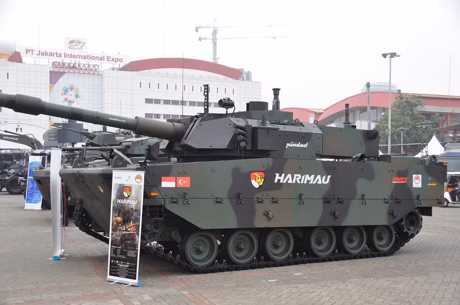 Xe tăng Black Tiger được trang bị động cơ diesel Caterpillar C13 do Mỹ sản xuất, công suất 711 mã lực, tốc độ tối đa 76 km/h. Xe tăng này được đánh giá là đối thủ đáng gờm của VT-4 Trung Quốc trên thị trường xuất khẩu. Nguồn ảnh: Sina.