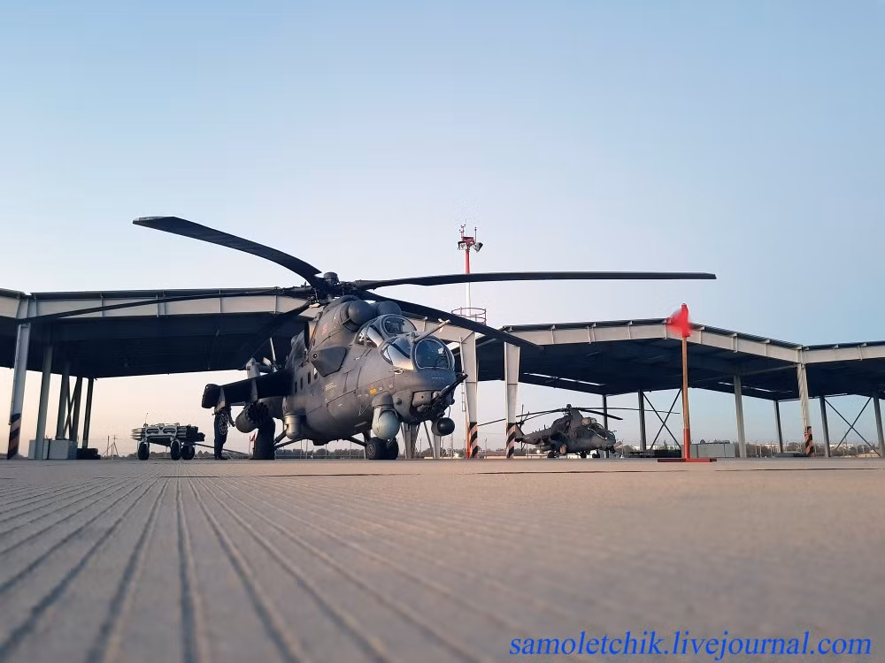 So với thế hệ Mi-24 trước đây, Mi-35M được nâng cấp toàn diện về cả điện tử - vũ khí. Nhưng tập trung chủ yếu vào việc cải thiện khả năng đánh đêm với hệ thống kính ngắm nhìn đêm. Nguồn ảnh: samoletchik