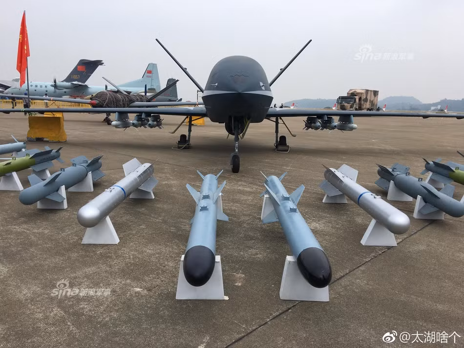 Mẫu UAV tấn công CH-5. Nó cũng được xem là bản sao khác của MQ-9 nhưng sử dụng động cơ phản lực. Tập đoàn Khoa học và Công nghệ Hàng không Trung Quốc (CASC) vừa tung video quảng cáo sức mạnh của CH-5 trước thềm triển lãm Chu Hải. Ảnh: Sina.