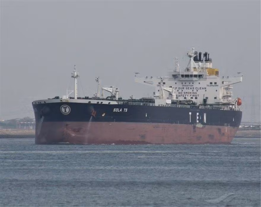 Tàu chở dầu Sola TS, tải trọng 112.000 tấn, treo cờ Malta bị hỏng nhẹ ở phần mũi tàu nhưng không xảy ra sự cố tràn dầu. Con tàu chở theo 625.000 thùng dầu thô khi xảy ra va chạm. Ảnh: Military Armed Force.