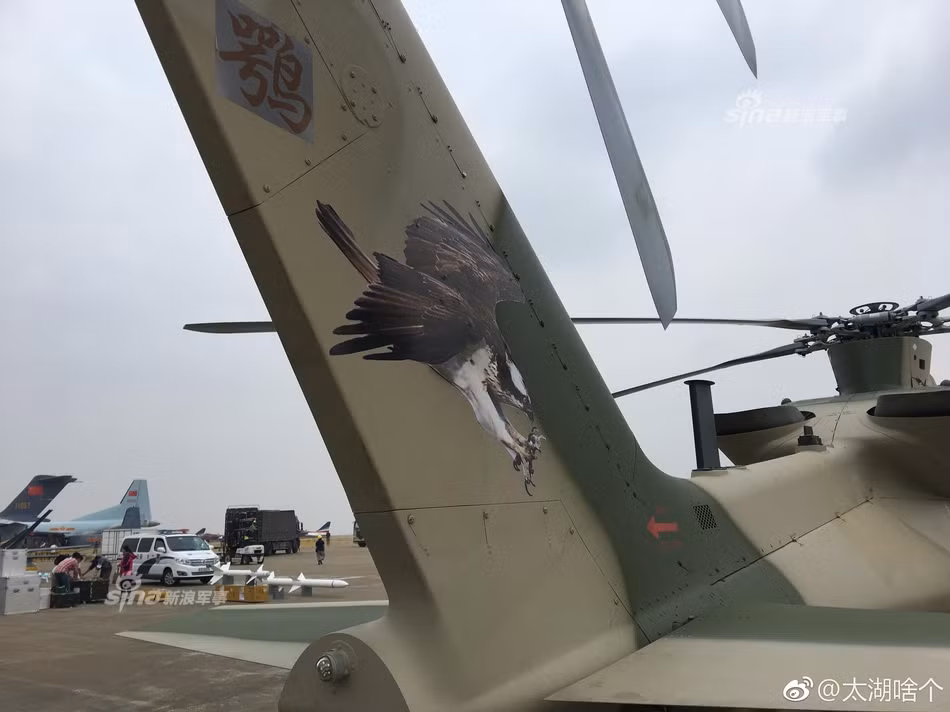 Z-10ME về cơ bản giống với Z-10 đang được sử dụng trong không quân Trung Quốc, nhưng có một số thay đổi. Điểm khác biệt lớn nhất là ống xả động cơ của Z-10ME hướng lên trên, thay vì xả ra 2 bên như Z-10. Ảnh: Sina.