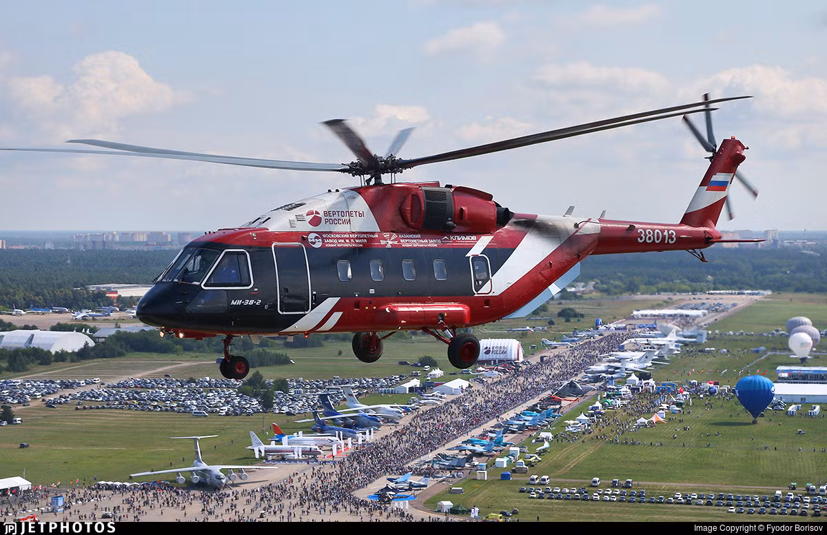 Mi-38 với động cơ Klimov TV7-117 có thể đạt tốc độ tối đa 300 km/h, tốc độ hành trình 285 km/h. Phạm vi hoạt động 900 km với tải trọng 3 tấn, tối đa 1.200 km với thùng nhiên liệu phụ trợ, trần bay 6.000 m. Ảnh: Jetphotos.