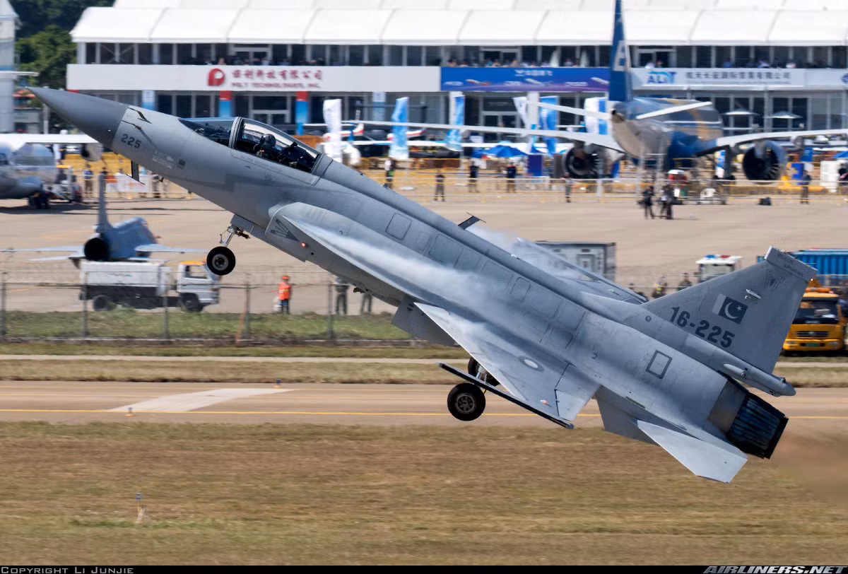 Do đó, nhiều khả năng đây chỉ là thông tin phỏng đoán, việc quan chức quân đội Iran tham quan JF-17 không đồng nghĩa với việc nước này sẽ mua nó. Ảnh: Airliners.