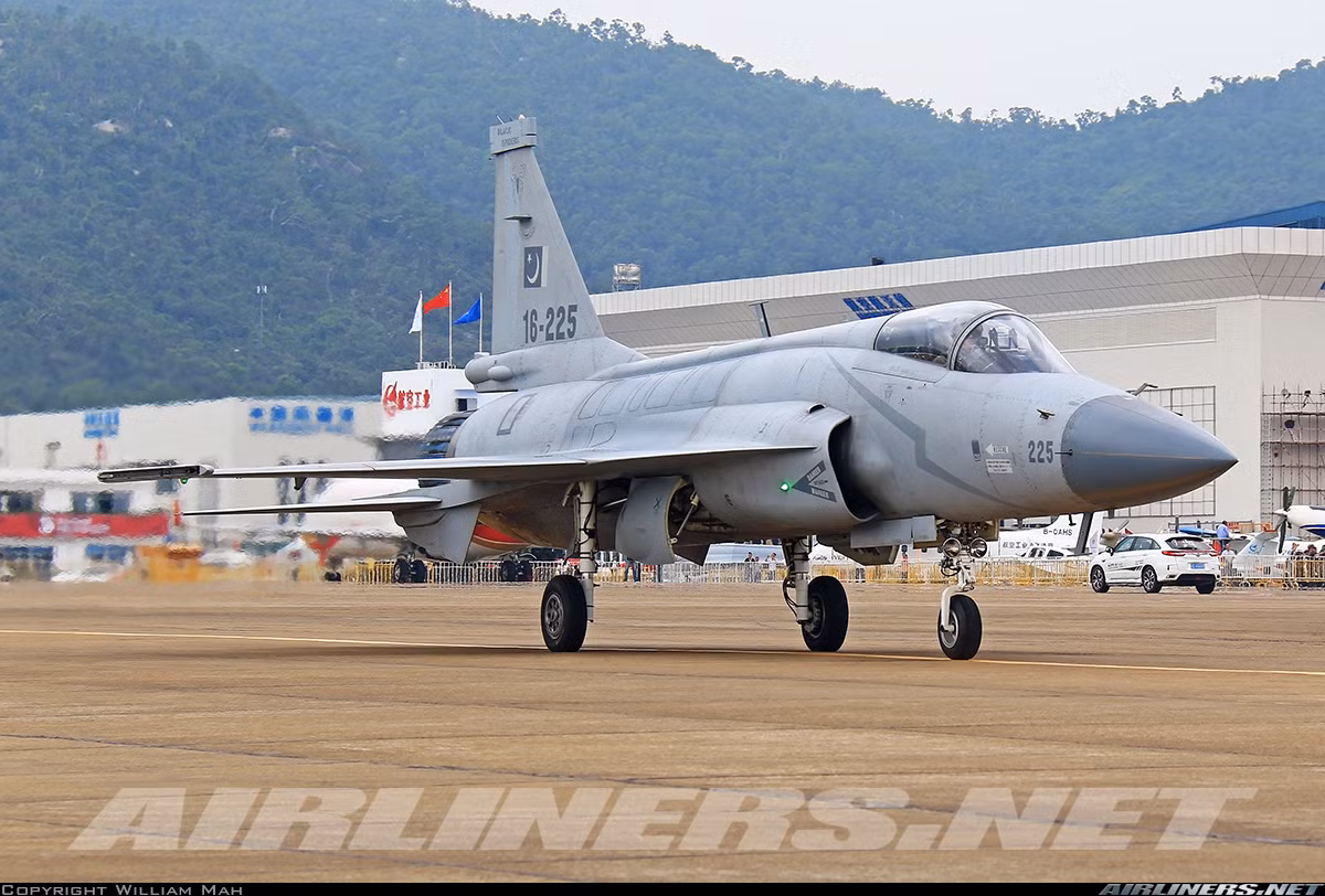 Thông tin mà ông Muzammil Hatami dựa trên hình ảnh một quan chức Vệ binh Cách mạng Iran tham quan máy bay chiến đấu JF-17 trưng bày tại triển lãm. Ảnh: Airliners.