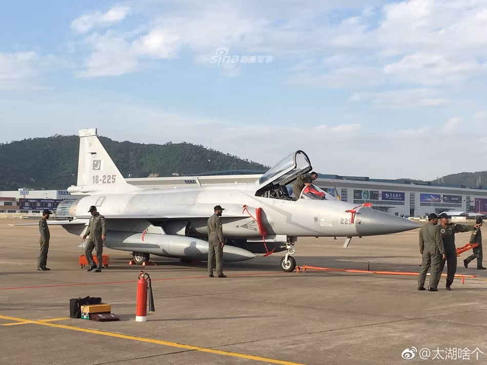 Muzammil Hatami nói rằng hợp đồng mua JF-17 sẽ được ký kết trong thời gian tới và Không quân Iran sẽ nhận phi đội JF-17 đầu tiên vào năm tới. Nguồn ảnh: Sina.