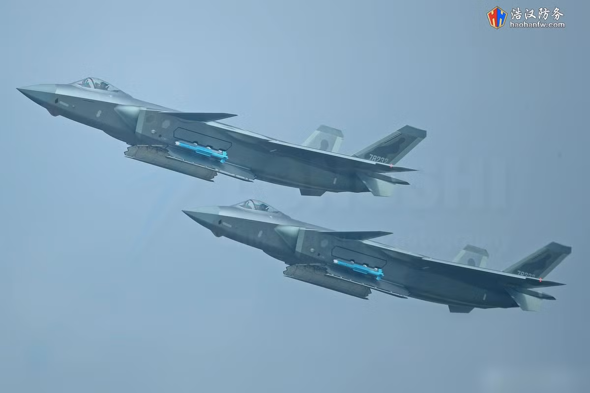 Theo hình ảnh đăng trên các trang mạng Trung Quốc, mỗi chiếc J-20 gắn 2 tên lửa PL-10 ở 2 bên hông. Tên lửa này được lắp trong 2 khoang nhỏ bên hông động cơ. Tuy nhiên, chúng được gắn bên ngoài để tượng trưng. Ảnh: Haohanfw.
