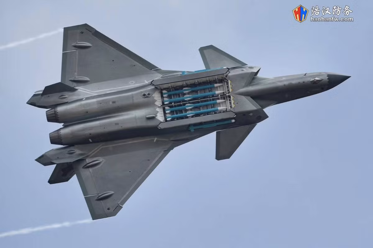 J-20 có khả năng mang tổng cộng 6 tên lửa, gồm 2 tên lửa tầm ngắn và 4 tên lửa tầm xa. Trong khi đó F-22 của Mỹ có thể mang theo 6 tên lửa tầm xa và 2 tên lửa tầm ngắn. Dù trọng lượng và kích thước của J-20 lớn hơn F-22. Ảnh: Haohanfw.