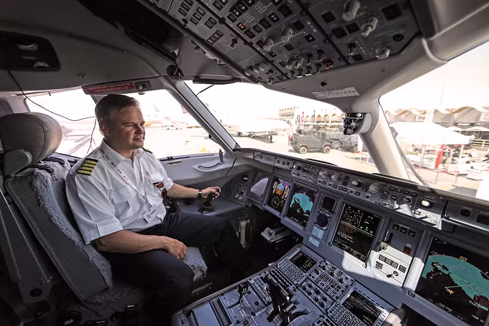 Buồng lái hiện đại của máy bay vận tải hành khách Superjet 100 do Tập đoàn Sukhoi của Nga chế tạo. Đây là sản phẩm được kỳ vọng sẽ tạo nên danh tiếng cho ngành hàng không dân sự của Nga vốn không được đánh giá cao. Ảnh: TASS.