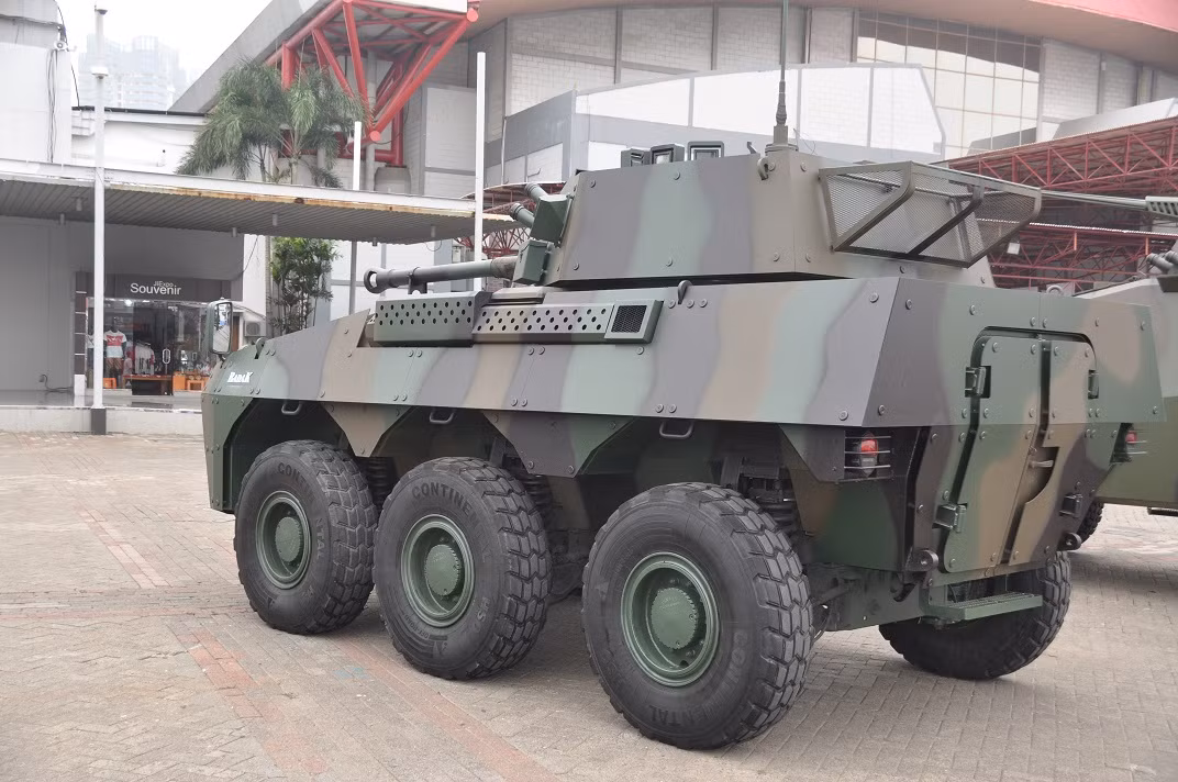 Mẫu xe thiết giáp Badak trưng bày tại triển lãm lần này đã được tối ưu hóa trọng lượng theo yêu cầu của quân đội và nó đã sẵn sàng để sản xuất với số lượng lớn. Ảnh: BMPD.
