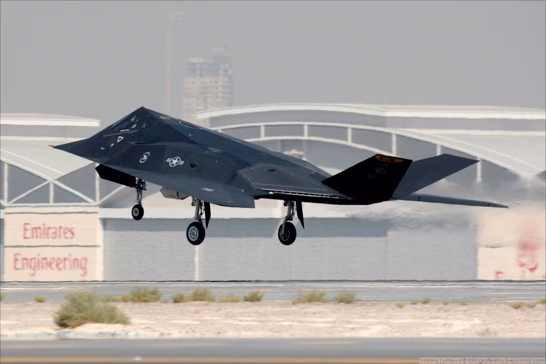 64 chiếc được Tập đoàn Lockheed Martin chế tạo với chi phí ước tính 111,2 triệu USD/chiếc. Máy bay F-117 bắt đầu được trang bị từ tháng 10/1983 và chính thức rời khỏi biên chế ngày 22/4/2008. Mặc dù vậy, các máy bay này được cho là vẫn được bảo quản tốt tới tận ngày nay và có thể tái sử dụng khi cần thiết. Nguồn ảnh: Bmpd