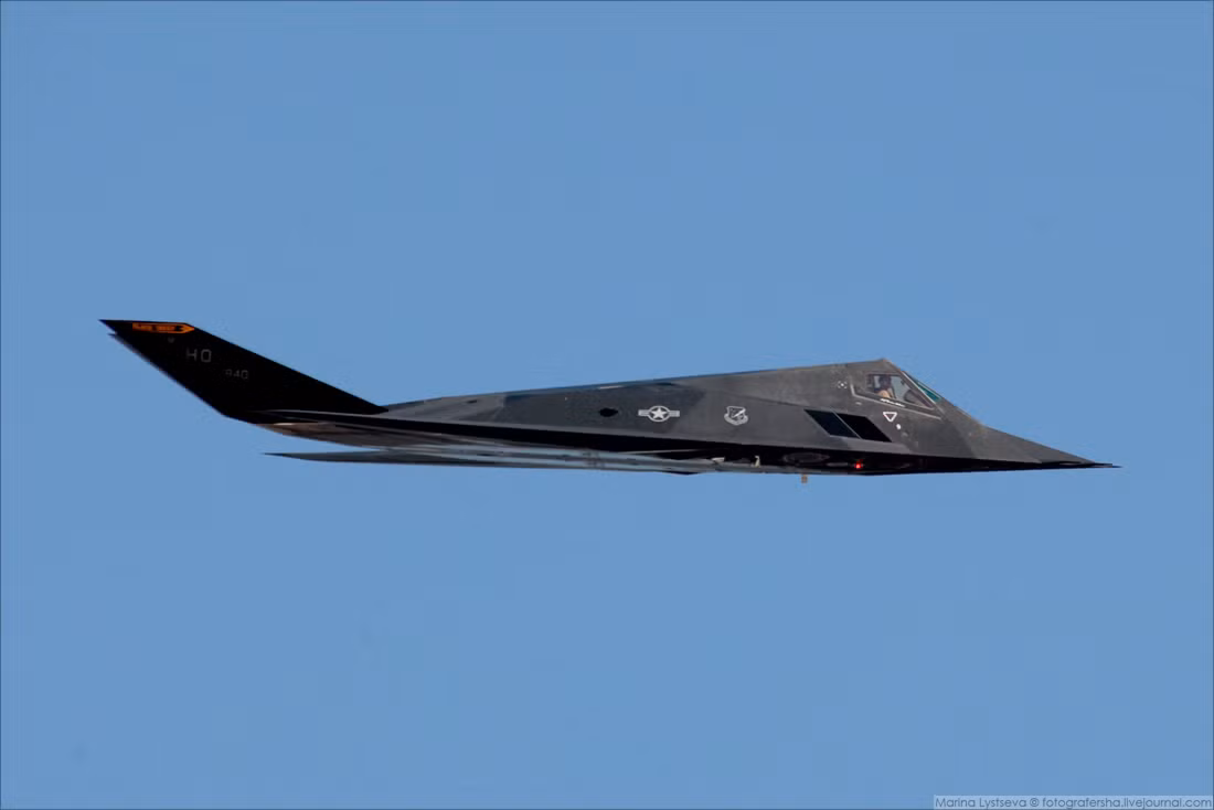 Đánh giá chung, so với các thế hệ F-22 sau này, F-117A tồn tại nhiều điểm yếu như việc nó không thể đạt tốc độ siêu âm dù trang bị đến hai động cơ turbofan F404, hệ thống lái khá phức tạp. Nguyên nhân dẫn tới các nhược điểm này được cho là chính việc sử dụng kỹ thuật tàng hình buộc phải tối ưu hình dạng máy bay. Nguồn ảnh: Bmpd