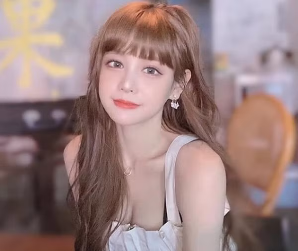Bên cạnh đó, hành động này cũng vô tình để lộ ra đôi chân thon thả, quyến rũ của Yiyang và khiến kênh chat lúc đó như bùng nổ.
