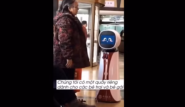 Ngân hàng cũng có quầy riêng dành cho các bé trai và bé gái. Nhưng không để robot TuTu nói hết câu, bà lão đã ngắt lời và dường như vẫn chưa cảm thấy thỏa đáng.